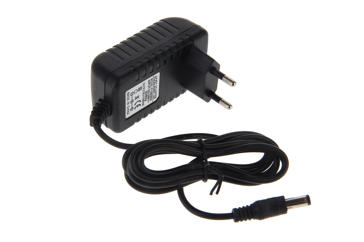 Schwarzes Ladegerät für CoPacks Ikusi Funksteuerung BT06K. Mit Eurostecker für Wandsteckdose und Kabel mit rundem DC-Hohlstecker. Kompaktes, geriffeltes Gehäuse mit Beschriftung der AC/DC-Adapterdaten.