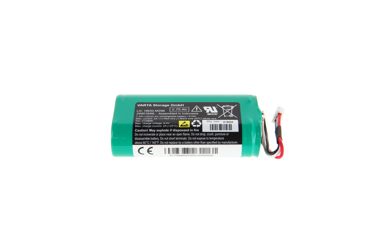 Grönt uppladdningsbart litiumjonbatteri för Fresenius infusionspumpar med vit etikett och data: 7,34 V, 2,75 Ah, 21 Wh. Etiketten visar Varta Storage GmbH och varningssymboler. Kabel med trepolig vit kontakt.
