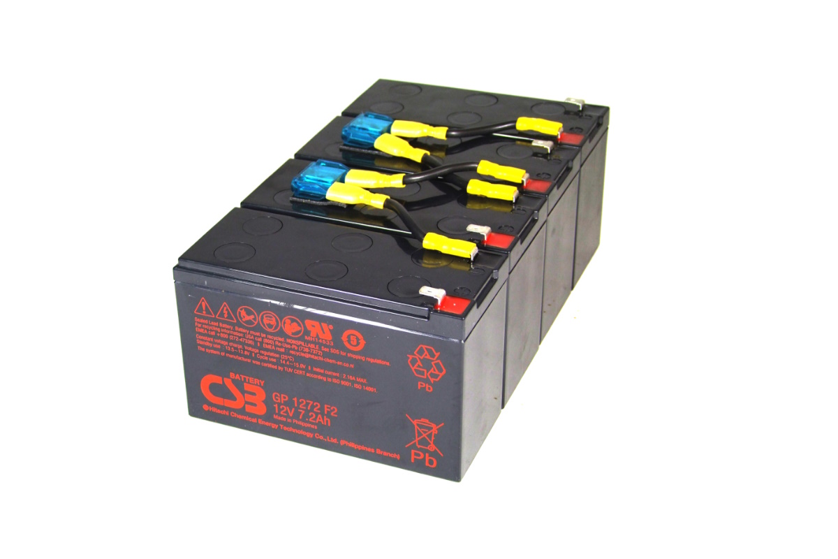 Tre batterie di ricambio CSB nere e rettangolari, tipo GP 1272 F2 da 12 V 7,2 Ah, sono disposte una accanto all'altra. Sono collegate con connettori gialli e cappucci protettivi blu per un collegamento in serie, adatte alla batteria APC RBC8.