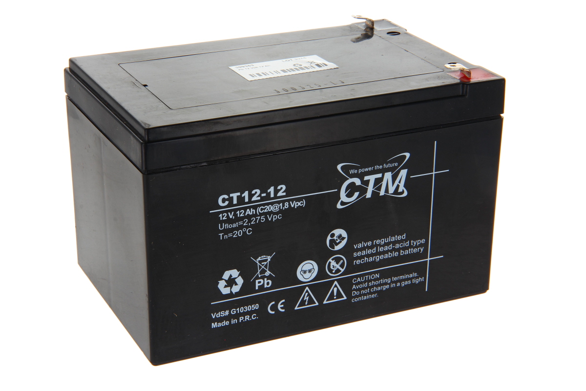Batteria AGM CTM CT12-12 nera, 12 V/12 Ah, su sfondo bianco. Alloggiamento rettangolare con due morsetti di collegamento nella parte superiore, morsetto positivo contrassegnato in rosso. Lato anteriore con logo CTM, numero di modello, dati e VdS G103050.