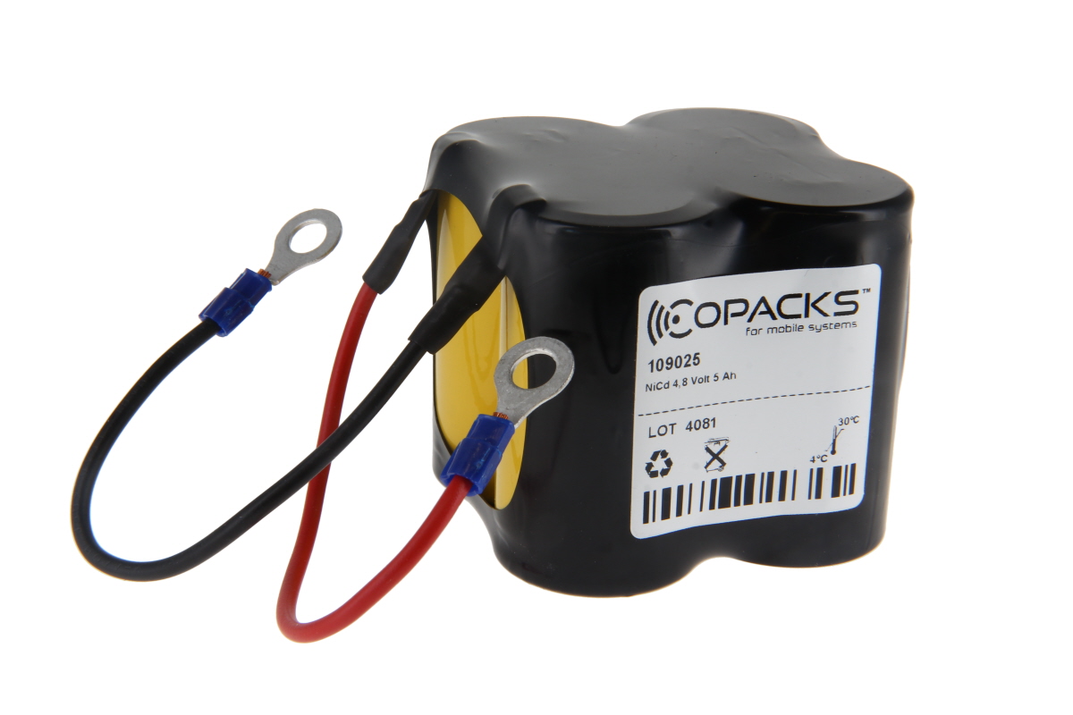 Svart CoPacks NiCd-batteri (4,8V 5Ah) för CEAG handlampor, gula battericeller synliga på sidan. Med röd och svart kabel och blå ringplintar. Vit etikett med logotyp och data på framsidan.