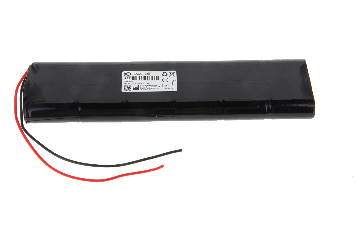 Långsträckt, svart CoPacks NiMH-batteripack med 21,6 V och 3,0 Ah. Består av flera Sub C-celler, omslutna av svart folie. I änden sticker röda och svarta anslutningskablar ut. Vit etikett synlig i mitten.