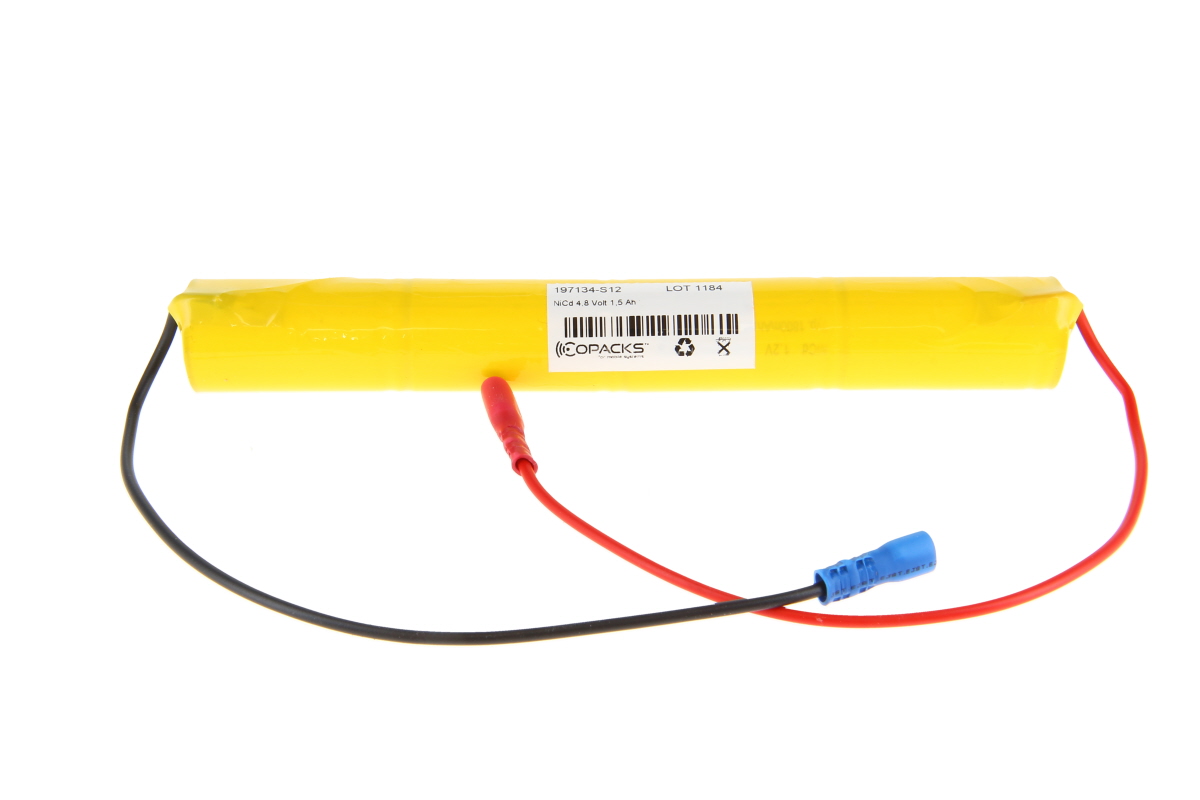 Gelber, zylindrischer COPACKS Akku (NiCd 4.8 V 1.5 Ah) in Schrumpffolie, passend für Not- und Sicherheitsbeleuchtung. Weißes Etikett mit Produktdetails. Enden: rotes und schwarzes Kabel mit isolierten Faston-Anschlüssen.