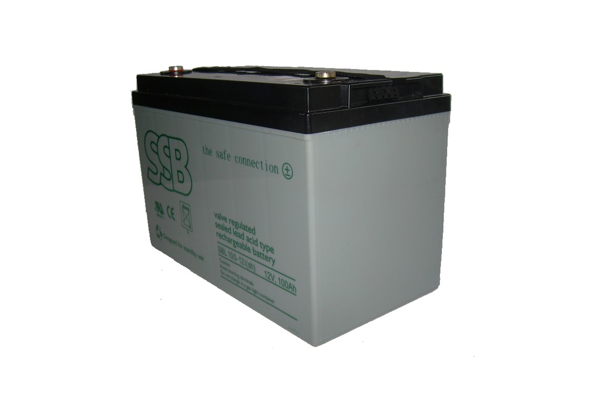 Batteria al piombo rettangolare grigia con coperchio nero e 2 terminali a vite argentati. Parte anteriore: logo SSB verde, modello SBL 100-12i(sh), 12V 100Ah. Batteria al piombo-acido sigillata con regolazione a valvola.