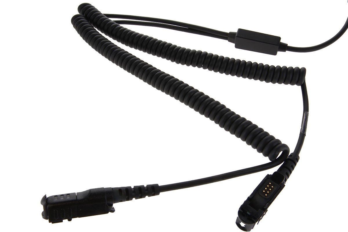 Cavo di collegamento nero a spirale con terminali multipli. Un connettore: connettore ODU a 8 poli per cuffie in-ear TITAN; un altro per radio MTP3500/MTP3550 Motorola. Realizzato in modo robusto.