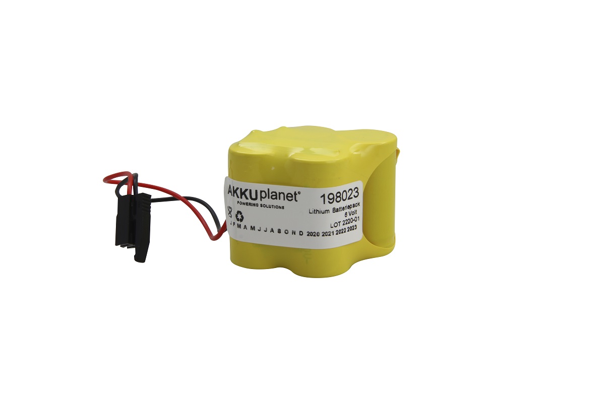 Yellow lithium battery pack with a black connector, connected via red and black cables. White label: akkuplanet, 6-volt lithium battery pack, product number. Compact, rectangular BR-2/3AGCT4A replacement battery.