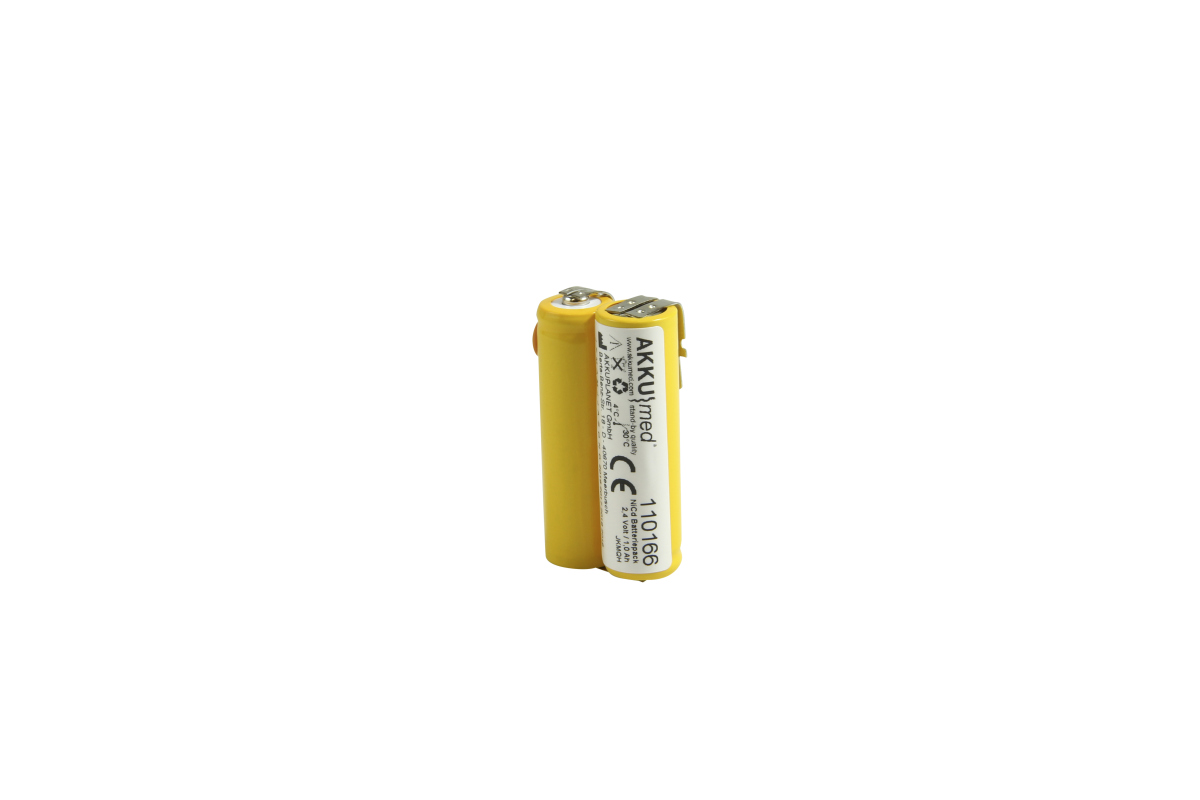 Zwei gelbe, zylindrische Akkus liegen nebeneinander. Auf dem vorderen Akku: weißes Etikett mit Logo "AKKUmed", Artikelnummer "110166", "NC Batterypack 2.4 Volt / 1.0 Ah" und CE-Zeichen. Verbunden mit Metalllaschen.
