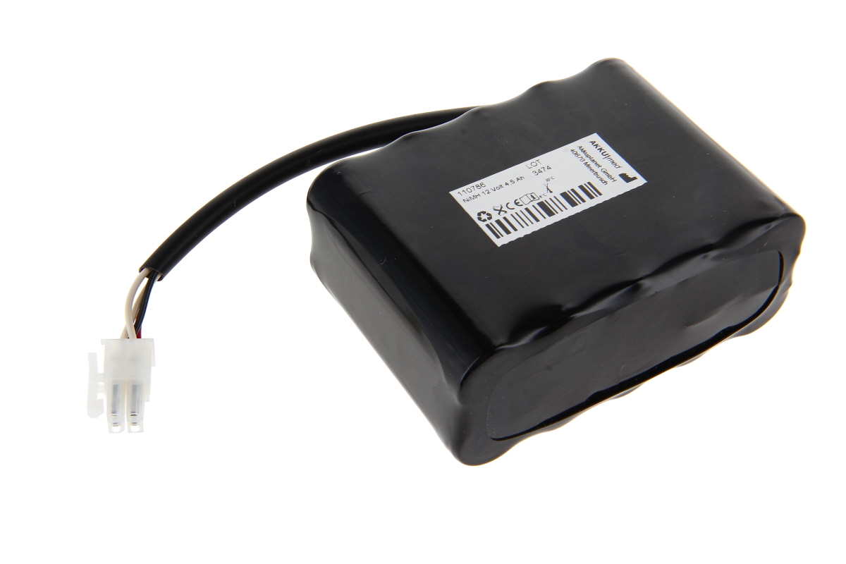Batería NiMH negra y rectangular de AKKUmed con funda termorretráctil y etiqueta blanca «AKKUmed NiMH 12 voltios 4,5 Ah». Cable negro con conector de 3 pines blanco. Batería de repuesto para el monitor vital Huntleigh SC750.
