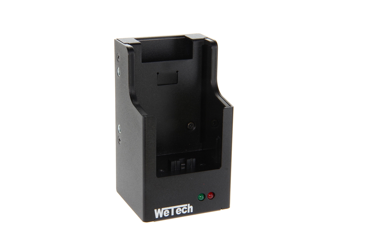 Soporte de carga WETECH negro para coche, ligeramente elevado delante a la izquierda. Plástico resistente para radios Motorola, parte superior abierta. Dos LED redondos (verde/rojo) junto al logotipo blanco al frente, tornillos laterales.