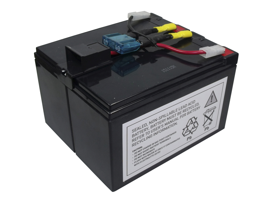 Black replacement battery for APC RBC48 on a white background; at the top, red and black cables with yellow plugs, a blue fuse holder and white plugs. White safety/recycling label on the side.