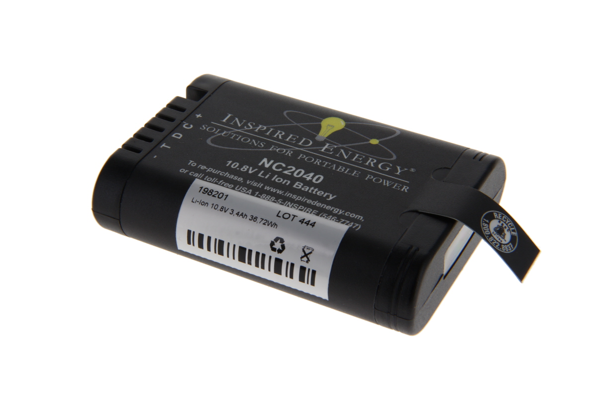 Ett svart, rektangulärt Li-Ion-batteri NC2040 ligger snett på en vit bakgrund. Överst står märket ”Inspired Energy” med uppgifterna 10,8 V, 3,4 Ah, 36,72 Wh. Streckkod och återvinningssymbol syns. Kontakter på framsidan.