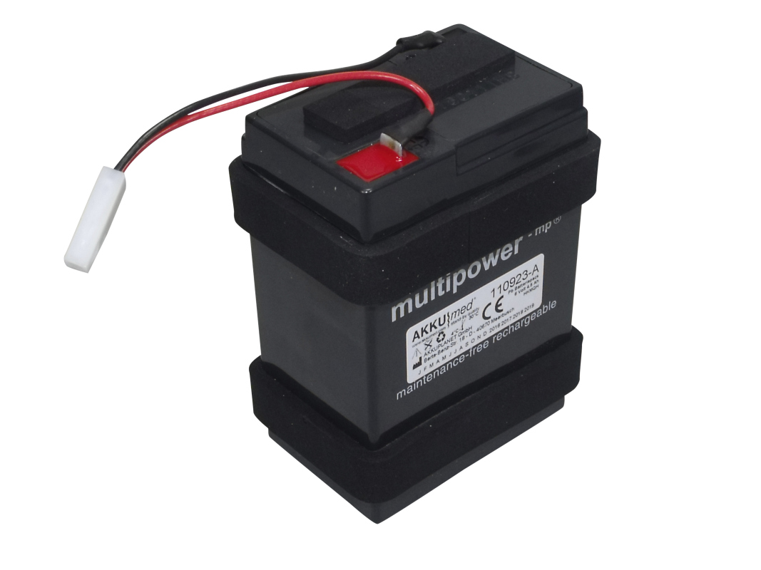 Svart, rektangulärt blybatteri AKKUmed med vit etikett "Multipower", typ 110923-A, 6 V 4,5 Ah, CE. Röd/svart kabel till vit kontakt, skumplast på sidan. Ersättningsbatteri till Welch Allyn Vital Sign Monitor 300/4200-84.