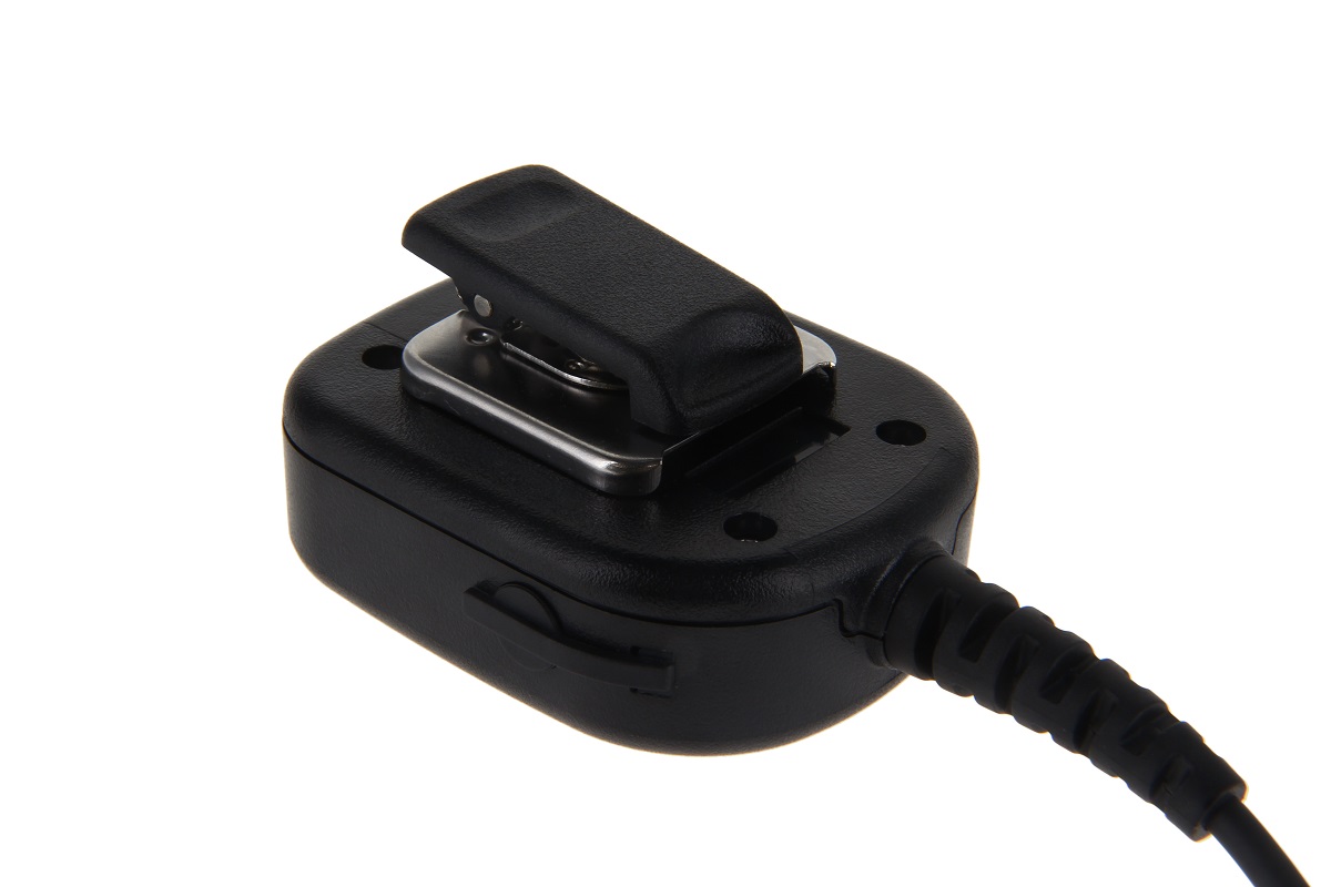 Vista dettagliata di un microfono ad altoparlante MM13 ATEX/IECEx nero di TITAN. Parte superiore con robusta clip girevole in metallo/plastica. Cavo robusto a treccia sulla destra. Superficie opaca e leggermente ruvida.