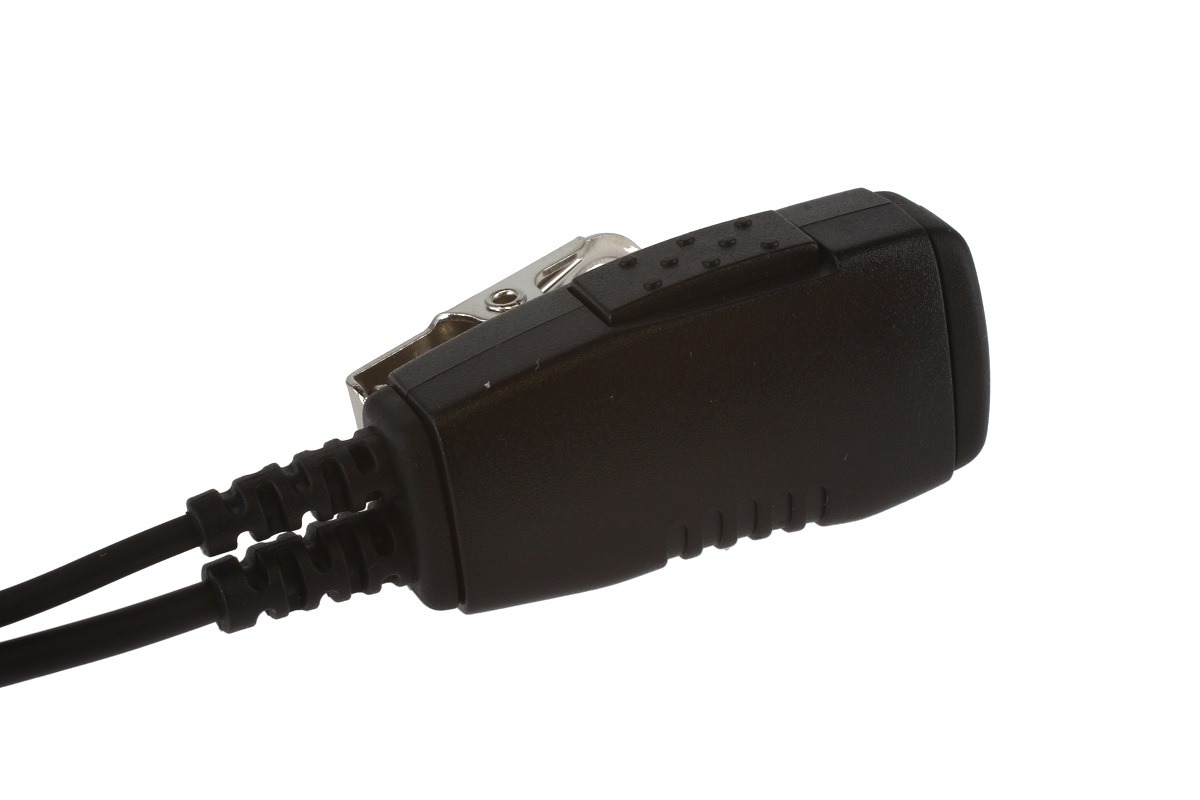 Primer plano de un módulo PTT negro CoPacks para auriculares, con clip metálico plateado arriba. Dos cables negros entran por la izquierda en carcasa rectangular resistente, texturizada y con laterales estriados. Compatible Kenwood y ProTalk LT PKT-23E.