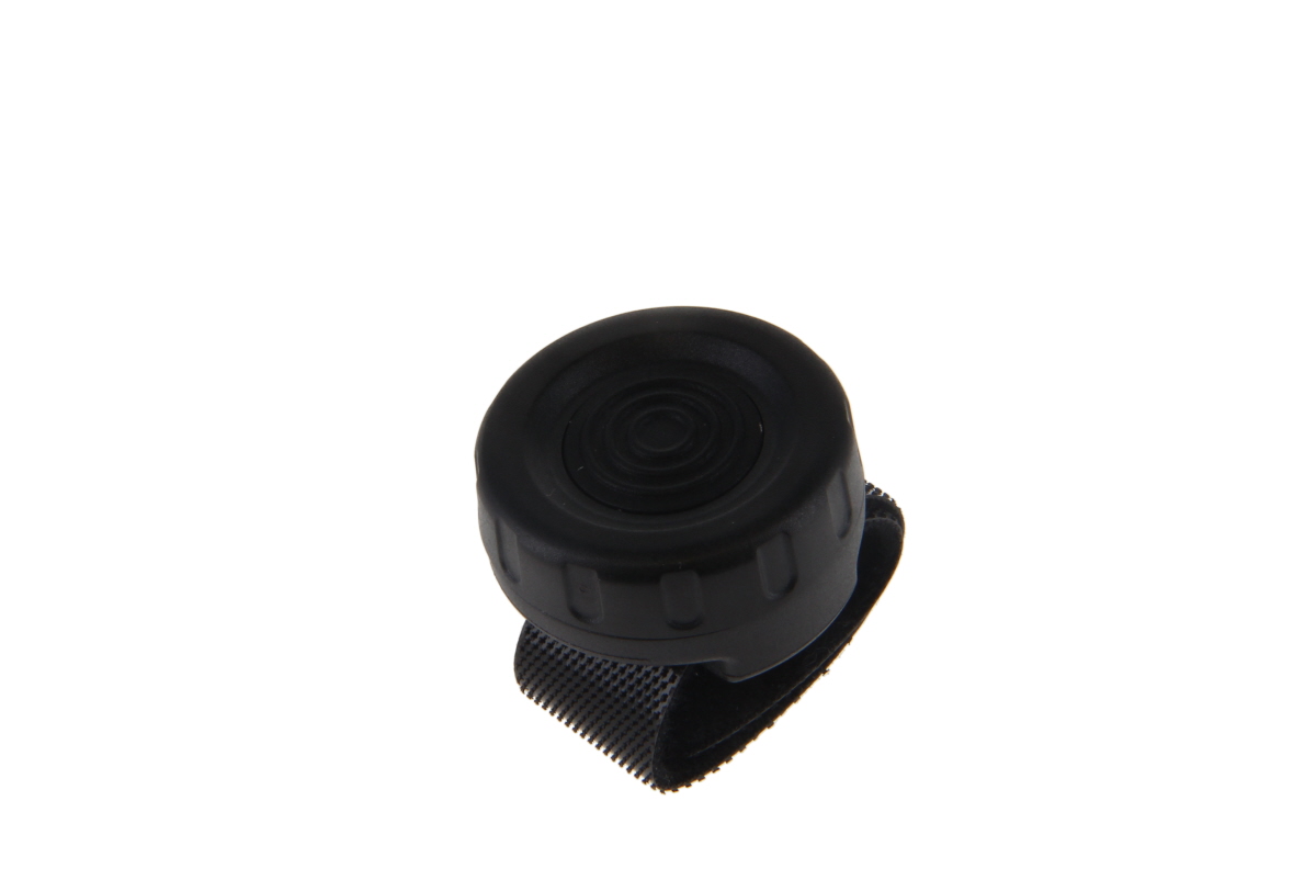 Pulsante PTT wireless nero e rotondo per app PoC come Zello o Eschat. Con lati scanalati e cerchi concentrici nella parte superiore come area di pressione. Montato su una clip nera testurizzata, ritagliato su sfondo chiaro.
