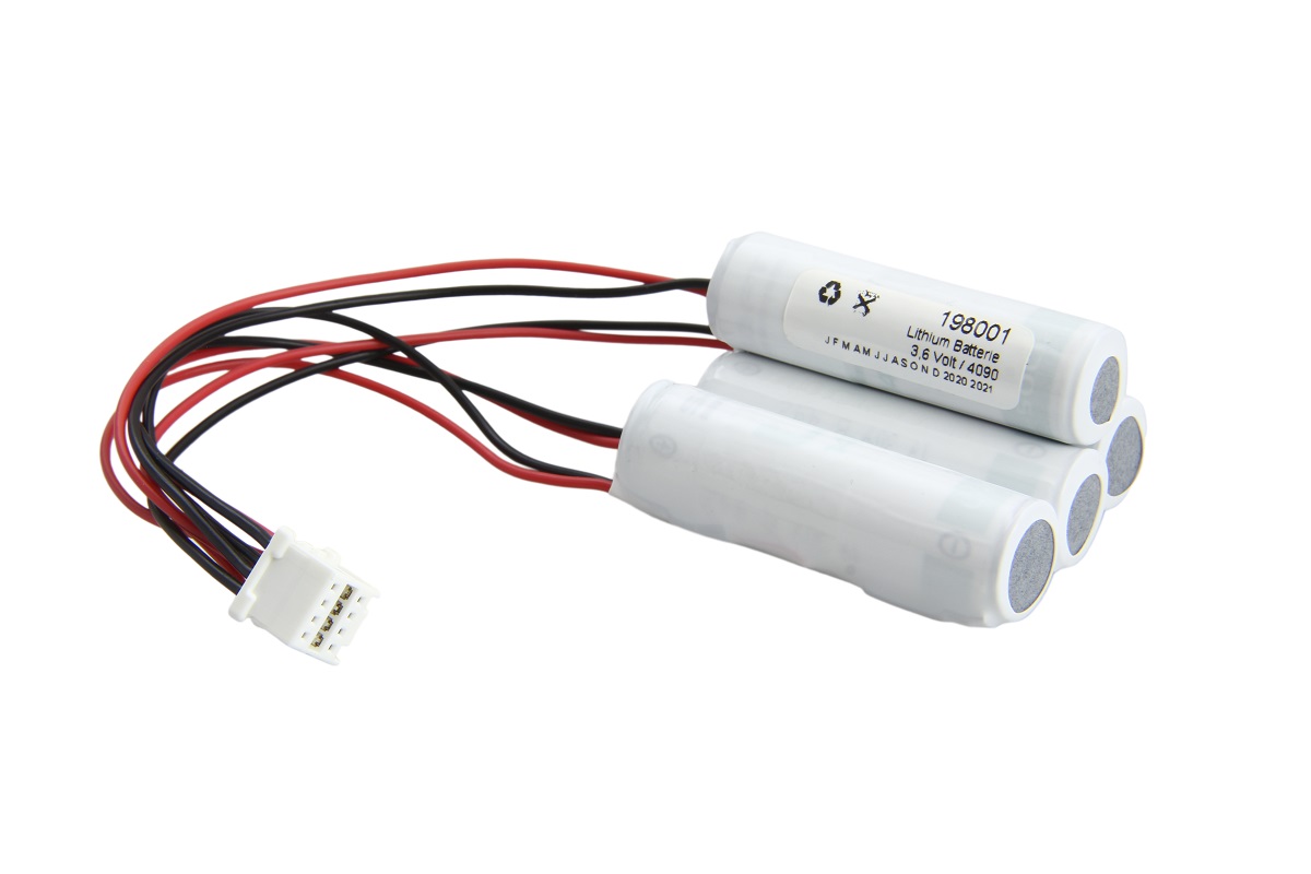 Pacchetto batterie con quattro batterie al litio cilindriche bianche da 3,6 V. Cavi rossi e neri conducono a un connettore multiplo bianco con diversi contatti. Raggruppate in modo compatto come ricambio per i controlli Motoman/Yaskawa.