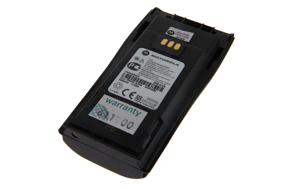 Batería original de iones de litio Motorola PMNN4254AR, negra y rectangular. Etiqueta: logo Motorola, «Lithium Ion Battery», 2300 mAh/17,0 Wh, CE. Tres contactos dorados arriba. Para radios Motorola CP040 y DP1400.