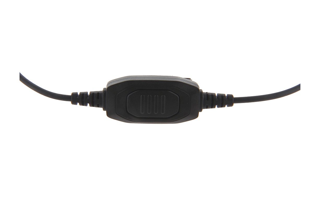 Schwarzer Inline-PTT-Knopf eines CoPacks Open-Ear-Headsets, mittig auf schwarzem Kabel vor weißem Hintergrund. Rechteckig mit geriffelter Oberfläche für guten Halt und intuitive Bedienung. Passend für Motorola MXP600, R7, R7A.