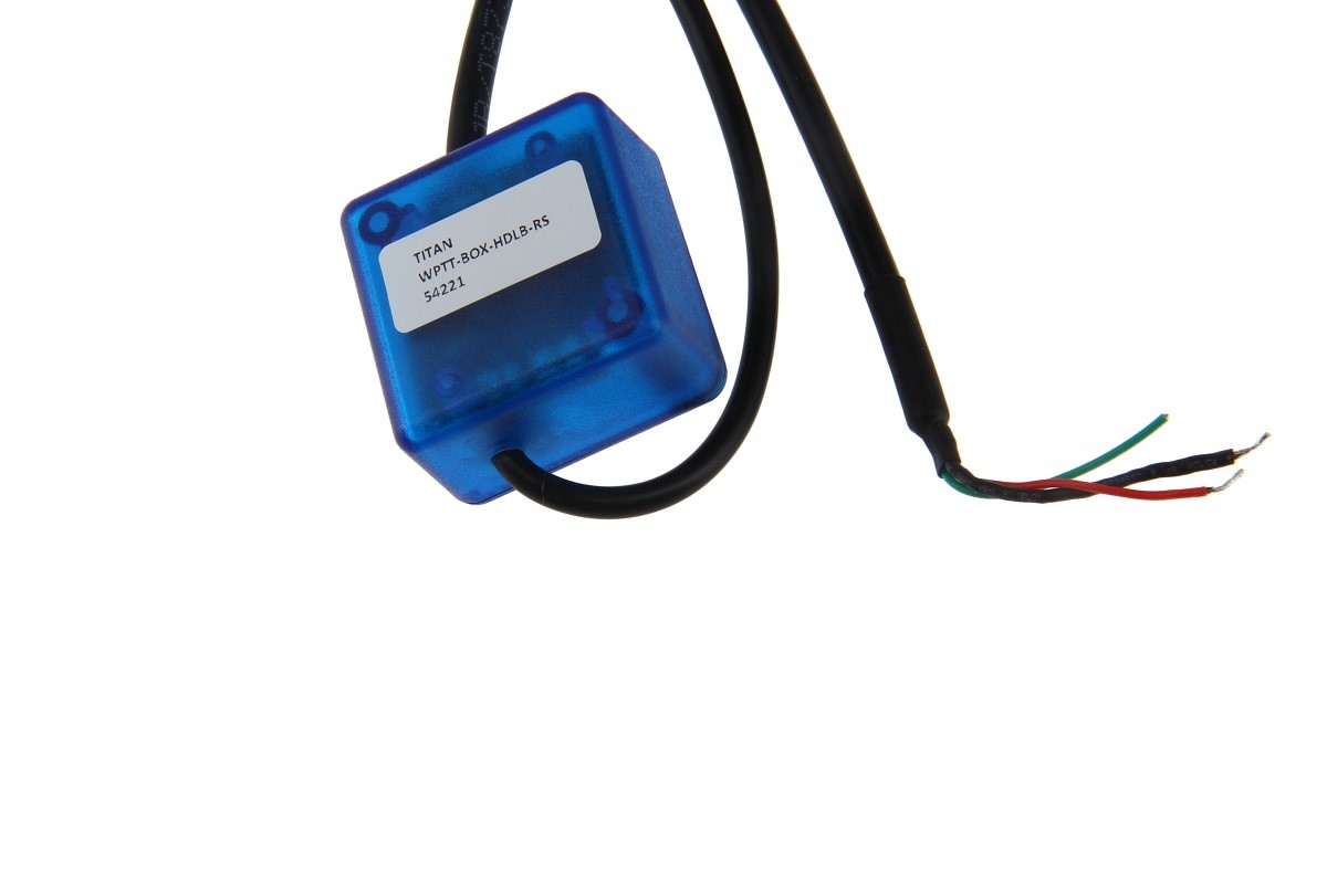 Modulo RX/TX blu trasparente TITAN WPTT-BOX-HDLB-RS 54221 con cavi neri. Modulo parallelepipedo; all'estremità destra del cavo fili rosso, verde e nero spellati per alimentazione a bordo e trasmissione segnale PTT.