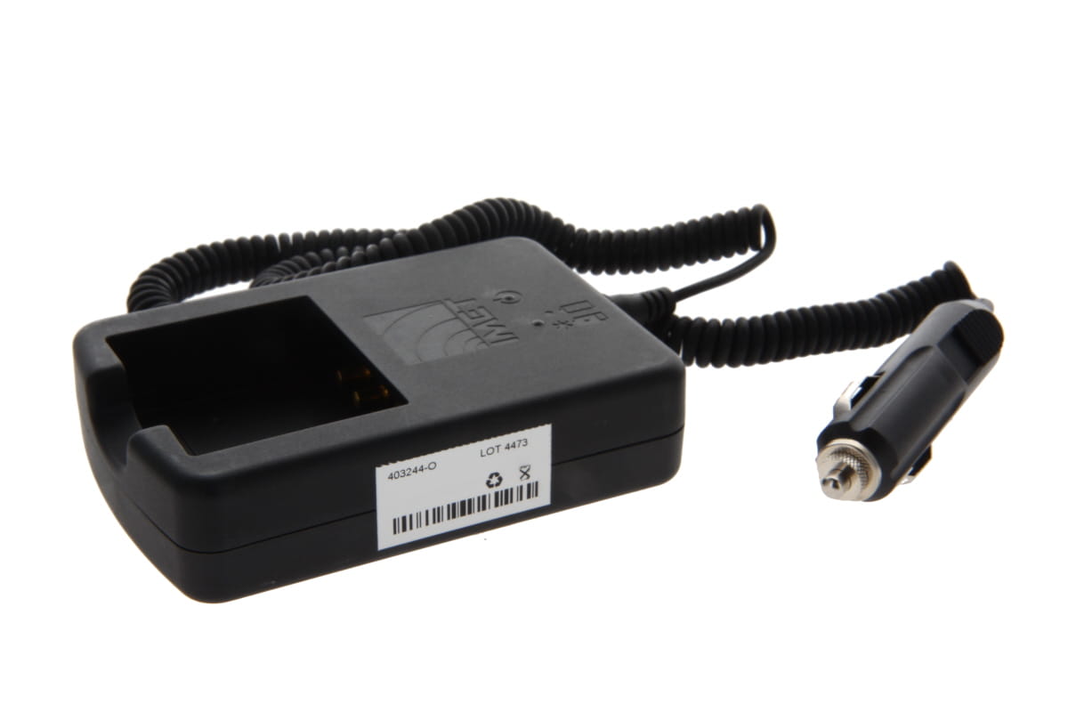 Schwarzes IMET KFZ-Ladegerät CR040 für BE5500-Akkus mit Einsteckschacht und Goldkontakten. Spiralkabel zum silber-schwarzen 12-24V Zigarettenanzünder-Stecker. Weiße Produktaufkleber seitlich.