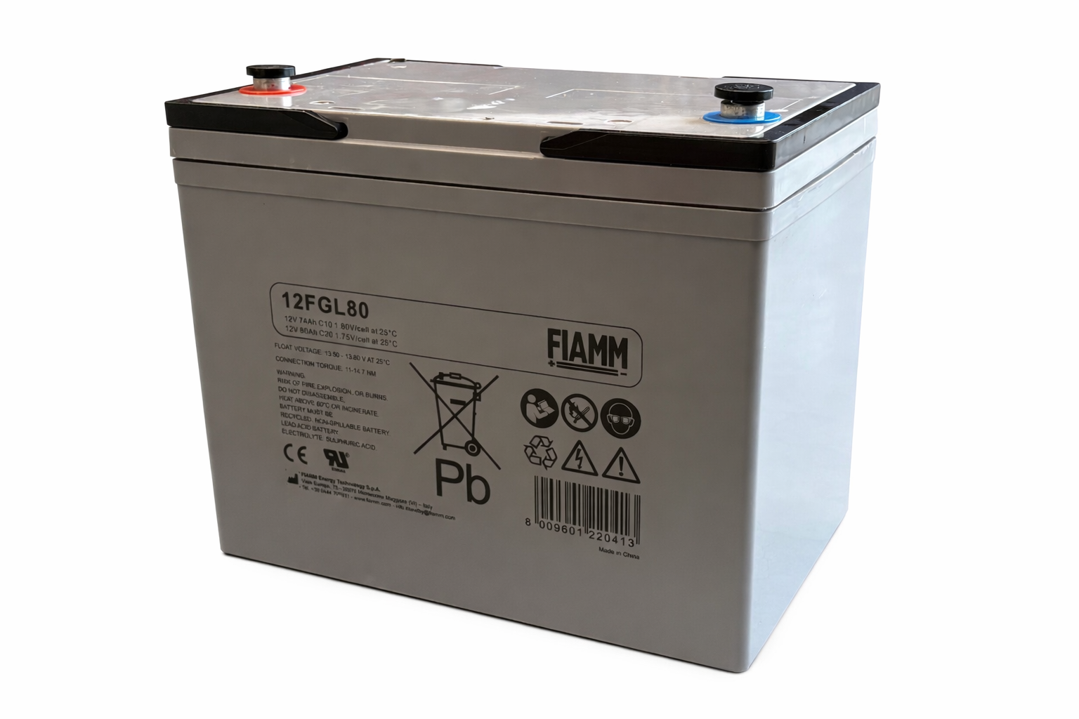 FIAMM Una batteria AGM VRLA 12FGL80 grigia del marchio FIAMM è mostrata in diagonale su uno sfondo bianco. La batteria rettangolare da 12 volt ha un involucro grigio e una parte superiore nera con tappi di collegamento a vite rossi e blu.