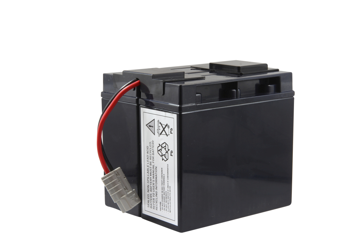 Batteria di ricambio compatta, di colore nero, di tipo Sealed Lead Acid (SLA) per la batteria APC RBC7. Dotata di connettore grigio, cavi di collegamento rossi e neri ed etichetta laterale con avvertenze di sicurezza e istruzioni per il riciclaggio.