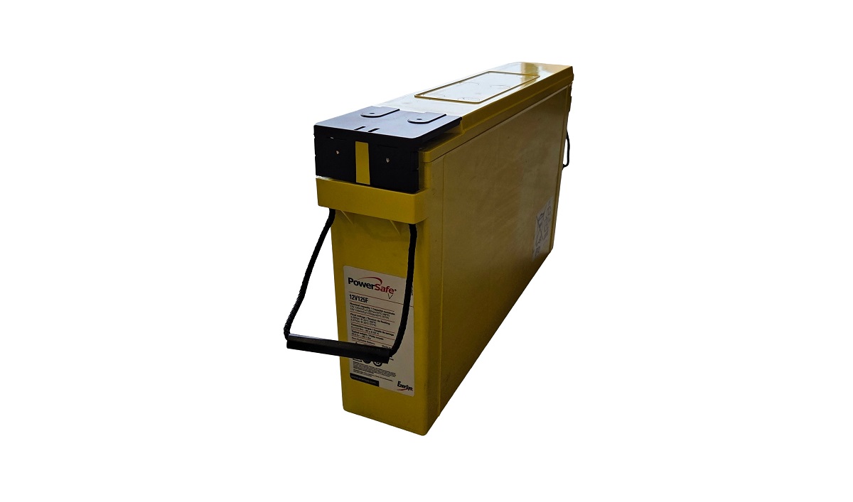 Batteria PowerSafe gialla, di forma squadrata, con coperchio nero e maniglia laterale. Sull'etichetta sono riportate le diciture «PowerSafe V 12V125F» e «Enersys». Immagine in diagonale su sfondo bianco, vista dall'alto.