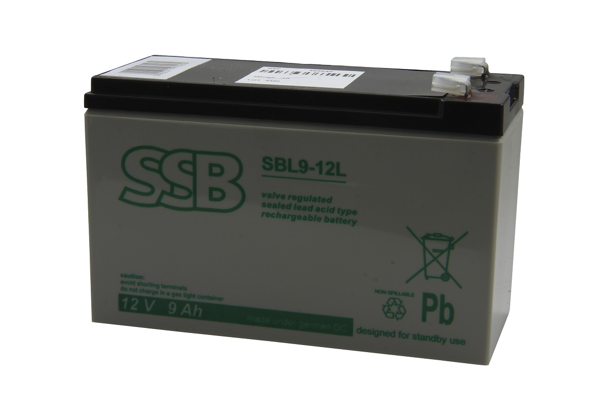 Grauer, rechteckiger SSB Blei-Vliesakku SBL9-12L mit schwarzer Oberseite. Grüne Aufschriften: SSB, SBL9-12L, 12 V, 9 Ah; ventilgeregelte, verschlossene Bleisäure-Batterie. Recycling-Symbole, zwei geschützte Anschlüsse.