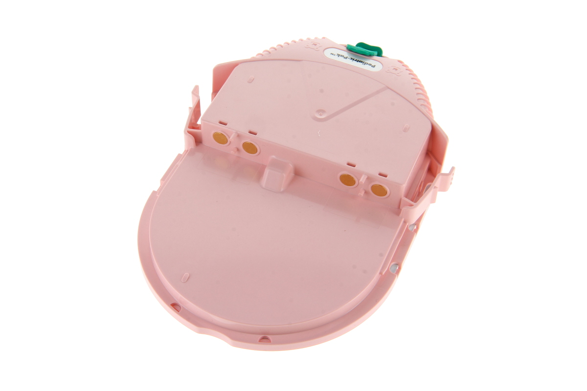 Hellrosafarbene, abgerundete Defibrillator-Kartusche auf weißem Hintergrund. Gerillte Oberseite mit grüner Aufschrift „Pediatric-Pak™“. Unten vier goldfarbene Kontakte für Lithiumbatterie und Kinderelektroden. Für Heartsine AED Samaritan PAD.