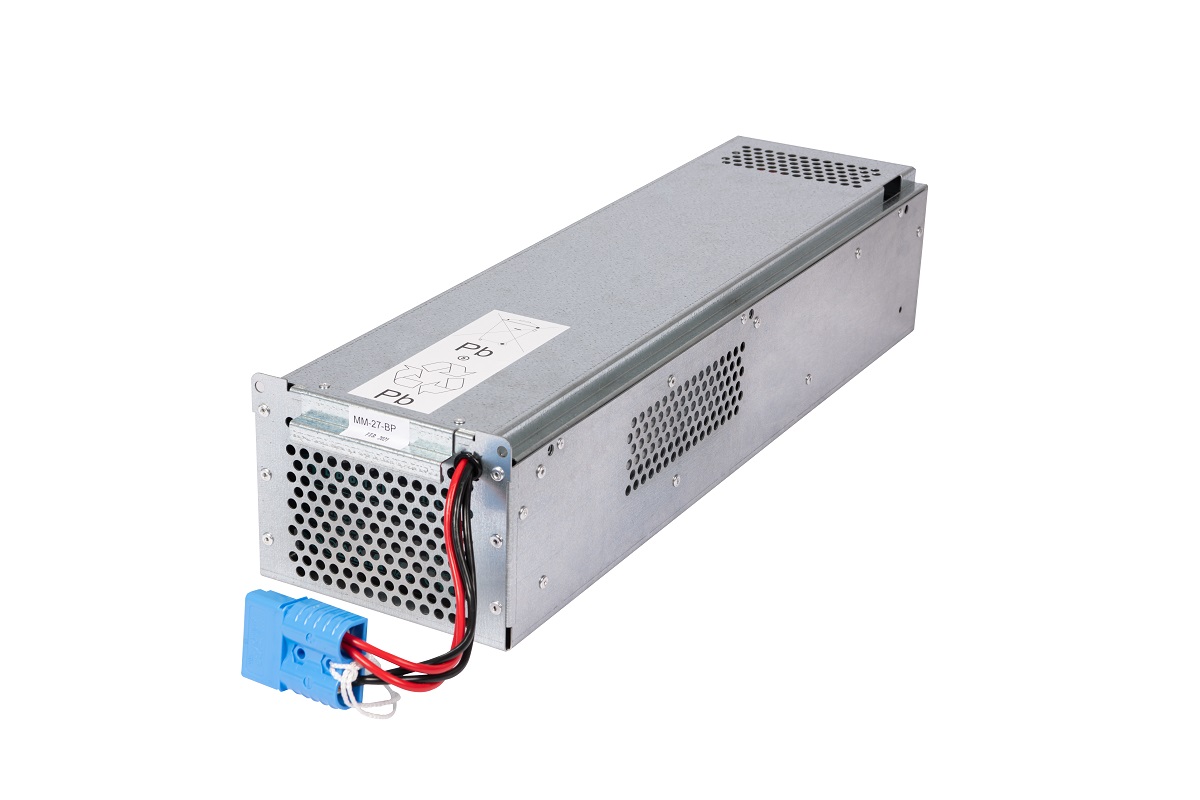 Batteria di ricambio rettangolare, grigio argento, per batteria APC RBC27. Con fessure di ventilazione sulla parte anteriore e laterale e cavo di collegamento blu con fili rossi e neri. Sulla parte superiore simboli per il piombo (Pb) e il riciclaggio.