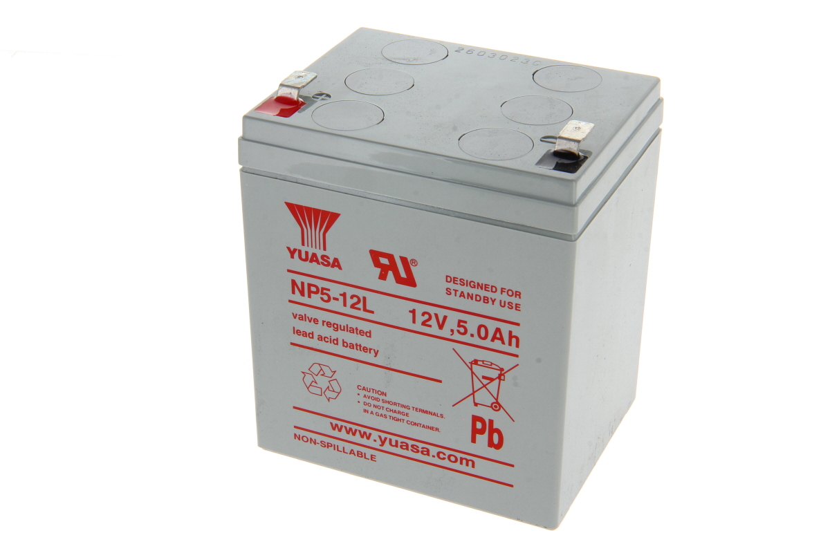 Grå Yuasa NP5-12L blybatteri med röda och svarta anslutningsklämmor. Framsida: Yuasa, modell NP5-12L, 12 V, 5,0 Ah i röd text. Ventilreglerat blybatteri för standby, ”Pb”-symbol.