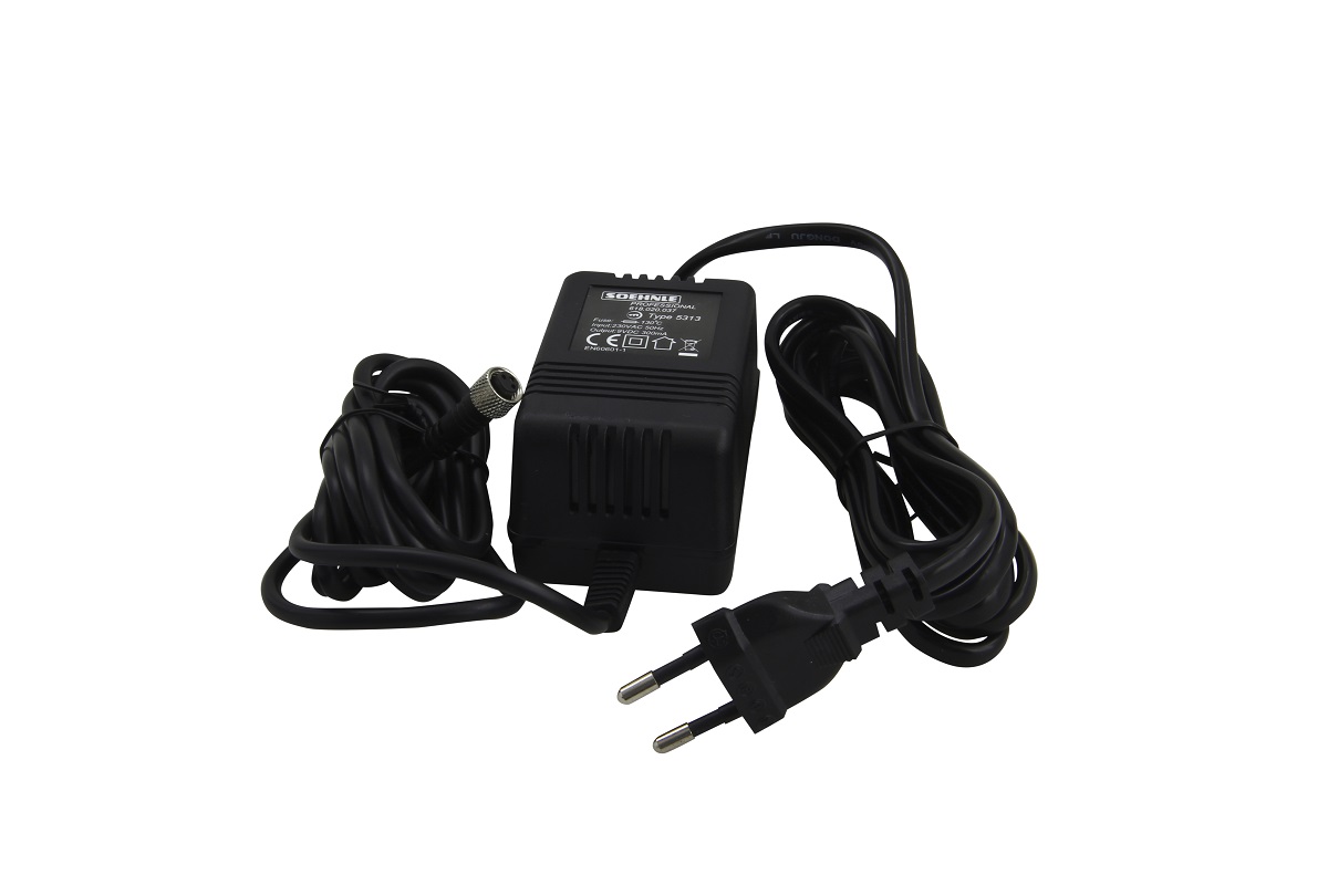 Svart Soehnle laddare med kompakt transformatorblock och två kablar: den ena med svart Euro-kontakt (2 runda metallstift), den andra med silverfärgad, rund specialkontakt. Original 230V strömförsörjning till Soehnle skala 7744.