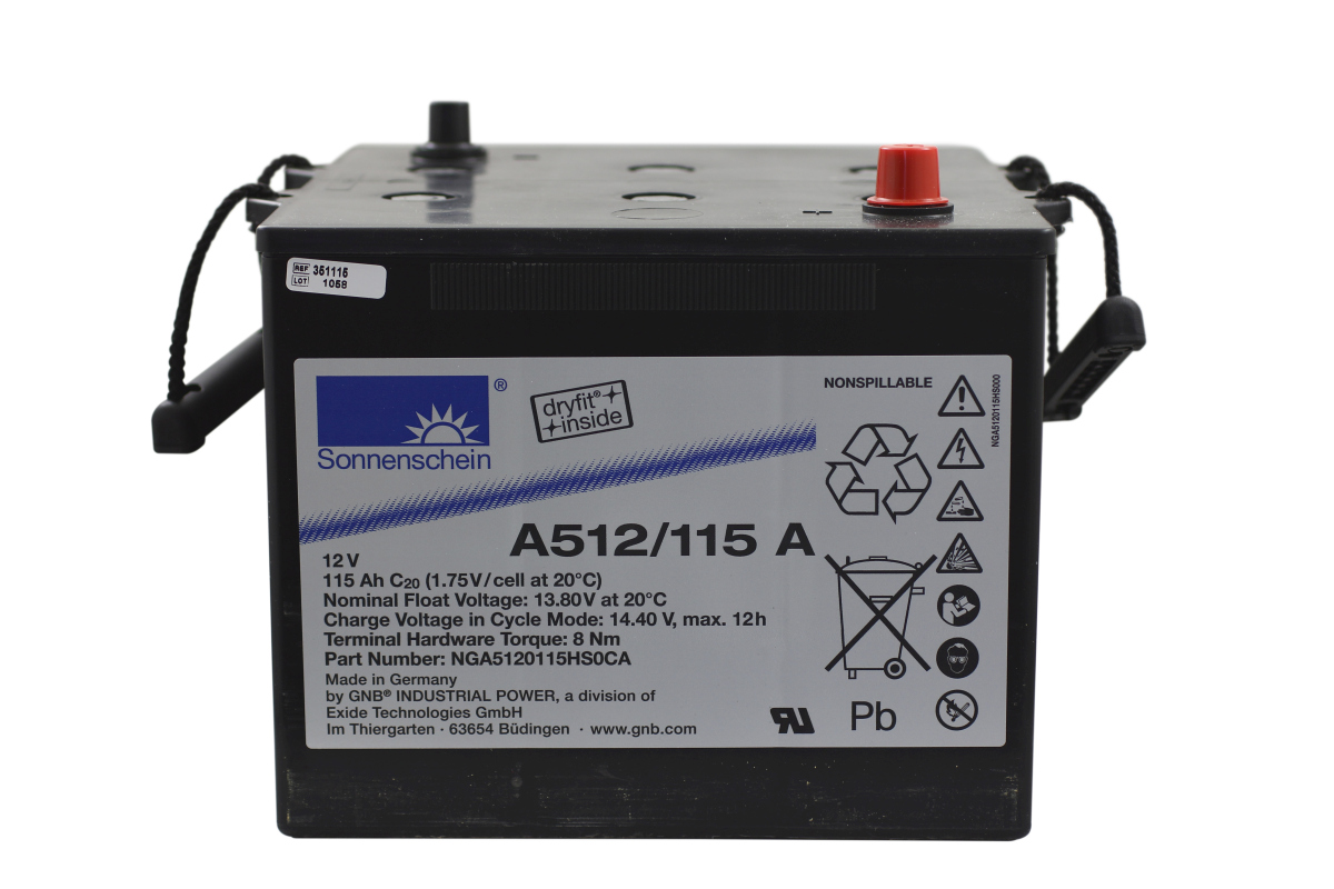Batteria al piombo-gel Sonnenschein nera A512/115A con polo positivo rosso e polo negativo nero sulla parte superiore. L'etichetta riporta il logo Sonnenschein, la scritta "dryfit + inside", "12 V", "115 Ah", nonché i simboli di riciclaggio e sicurezza.