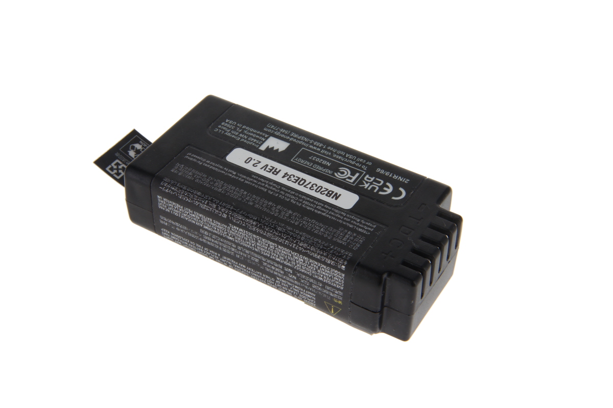 Svart, rektangulärt Li-Ion-batteri med modellnummer NB2037QE34 REV 2.0 på etiketten. Hölje med tekniska uppgifter (CE/FC-logotyper, varningssymboler). Flik på sidan med återvinningssymbol, ände med kontakter.