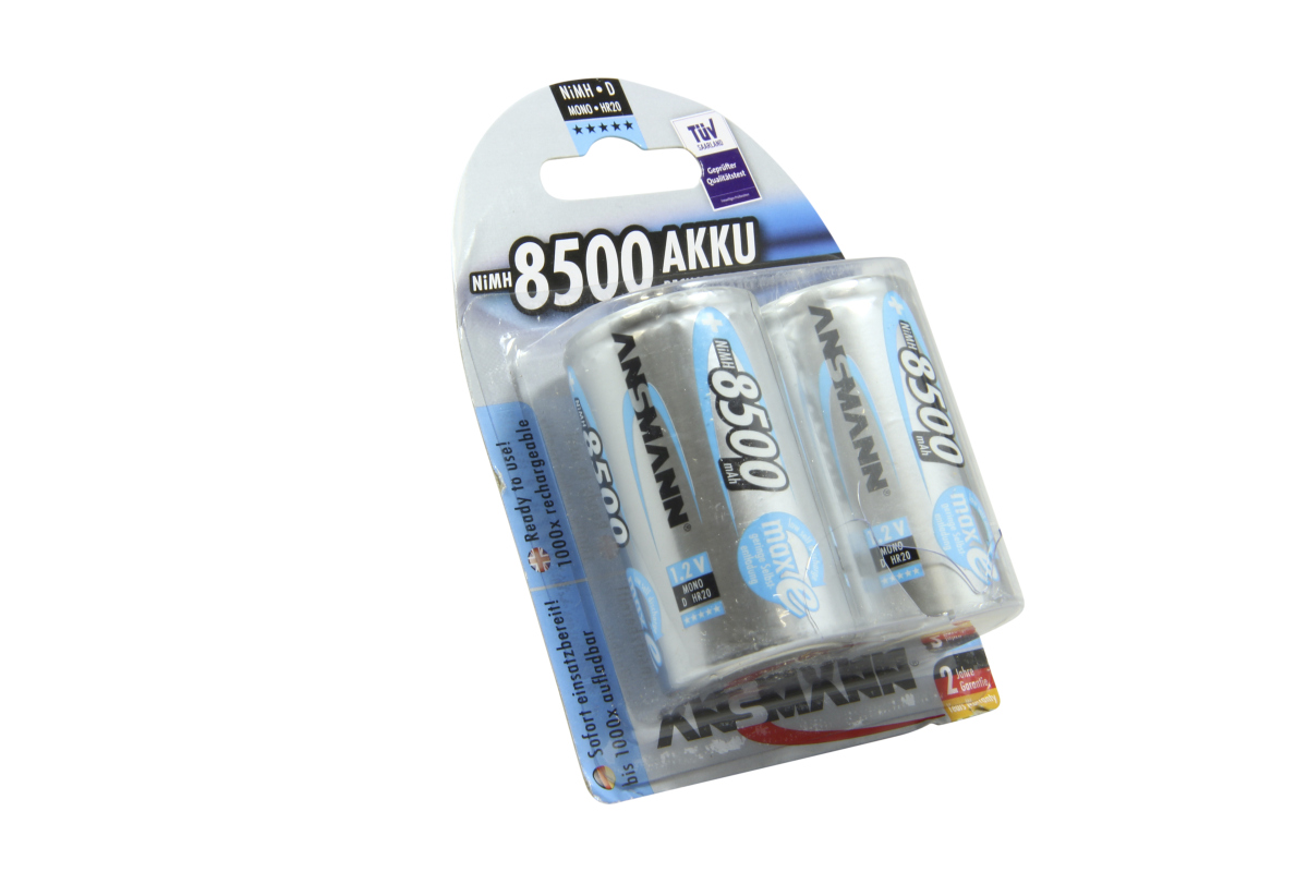 Zwei silberne Ansmann maxE NiMH Mono D Akkus in transparenter Blisterverpackung, schräg von oben. Aufdruck „8500 mAh“ und „1.2 V“. Hinweis: geringe Selbstentladung, sofort einsatzbereit, bis 1000x laden. TÜV-Siegel sichtbar.