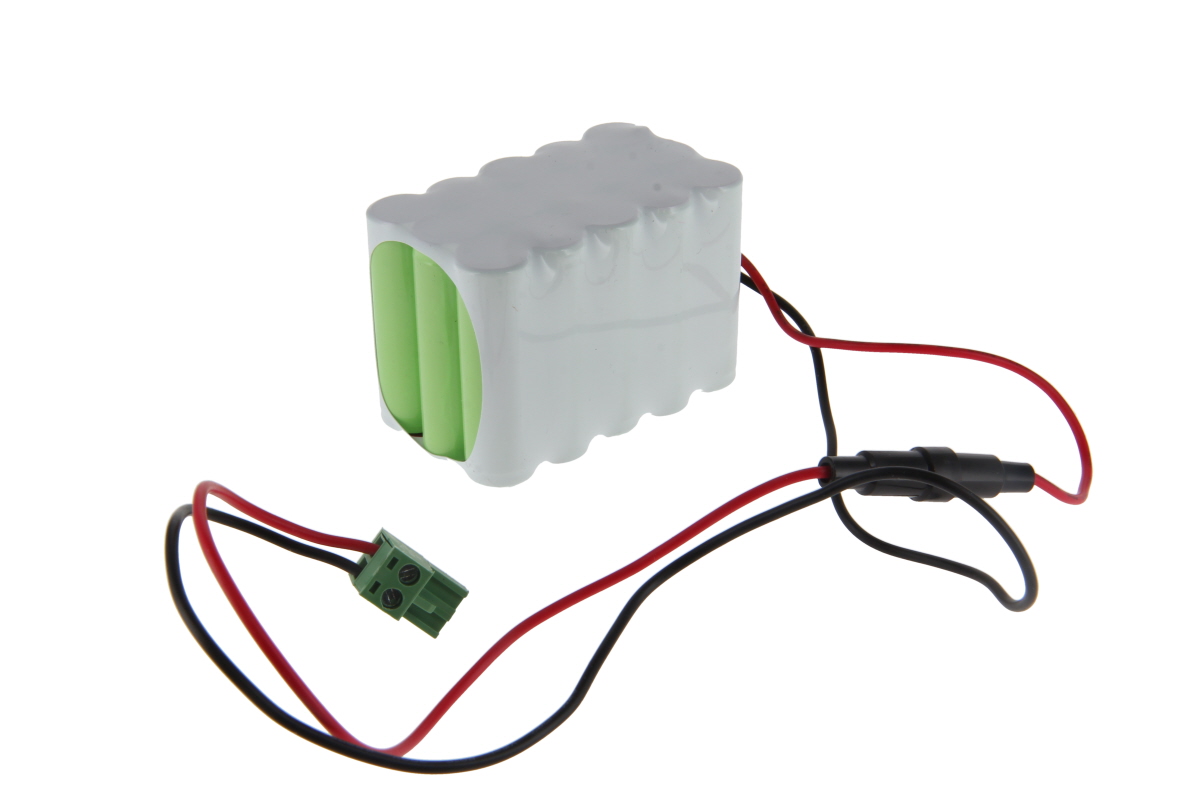 Batería recargable NiMH compuesta por varias celdas verdes, envuelta en film retráctil blanco. Cables rojo/negro conectados a un conector de bornes de tornillo verde; portafusibles negro en el cable rojo. Apta para el control de puertas Besam.
