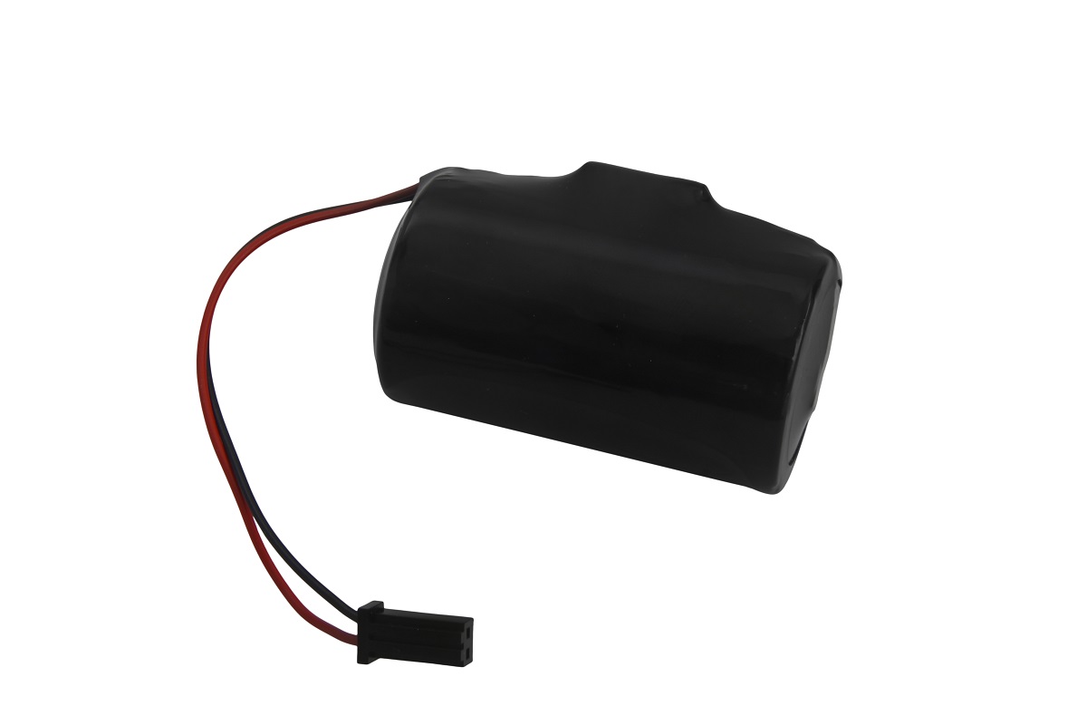 Batería de litio cilíndrica negra Saft LS33600B-ACT Mono D, envuelta en una lámina protectora negra. Por un lado sobresalen un cable rojo y otro negro, que terminan en un conector rectangular negro.