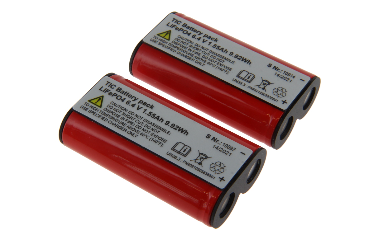 Juego de baterías con dos baterías cilíndricas rojas de LiFePO4 para cámaras termográficas de la serie Leader TIC. Cada batería tiene los extremos negros y una etiqueta blanca con datos como 6,4 V y 1,55 Ah, así como instrucciones de seguridad.