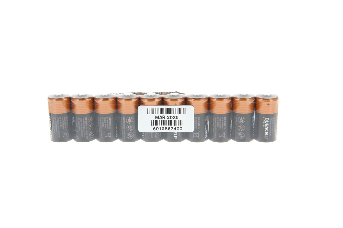 Dieci batterie al litio D Duracell in pellicola trasparente su sfondo bianco. Ogni batteria ha parte superiore marrone e inferiore nera con logo Duracell. Etichetta centrale con codice a barre, "MAR 2035" e "6012867400".