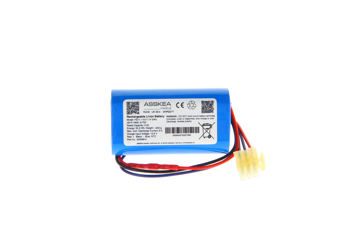 Blue ASSKEA lithium-ion battery with a white label (11.1 V, 5.0 Ah, 55.5 Wh). Red, black and blue cables with a yellow multi-pin plug are visible. Genuine battery for Asskea M/M-Plus vacuum cleaners, shown against a white background.