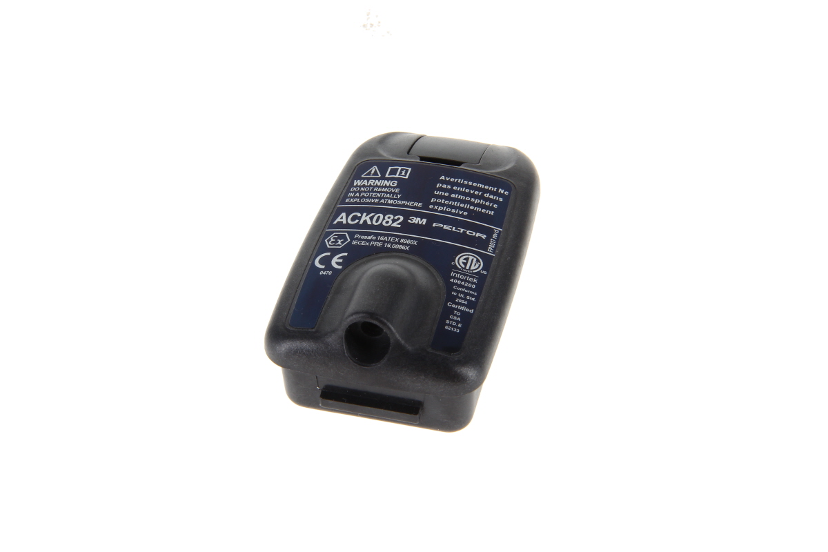 Batería original de iones de litio, rectangular y de color negro, modelo ACK082, para cascos 3M Peltor. Rotulación en blanco («3M Peltor»), advertencias en EN/FR, marcas CE y ATEX. Abertura redonda en la parte delantera para la conexión.