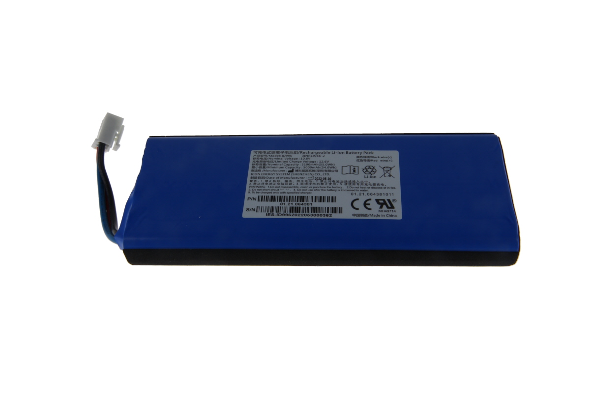 Blått litiumjonbatteri med svart undersida och vit kontakt i ena änden. Den vita etiketten på ovansidan visar tekniska data såsom modell ID996, 10,8V, 5100mAh, tillverkningsdatum 2022-06-30, streckkoder och CE-certifiering.