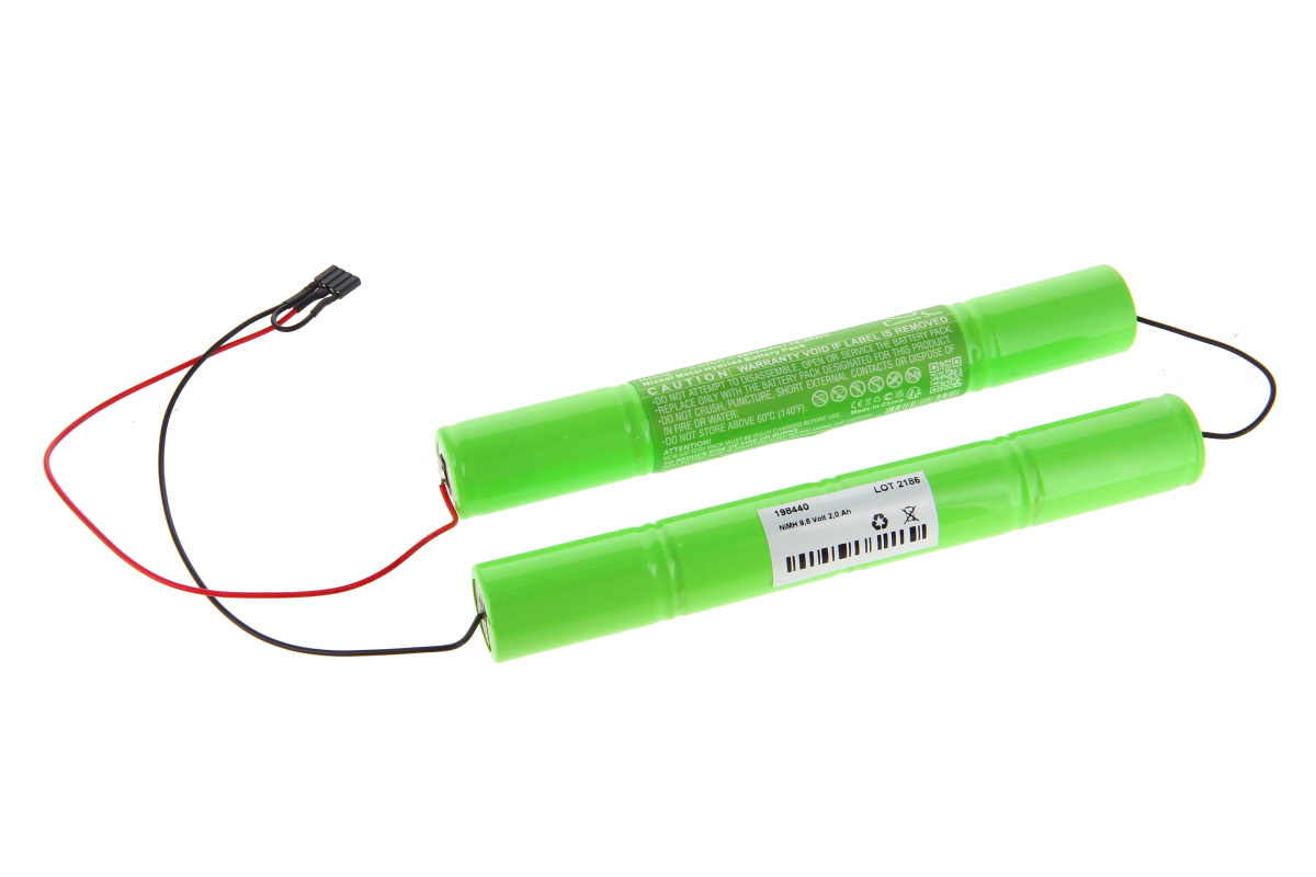 Zwei grüne zylindrische NiMH-Akkuzellen auf weißem Grund, über rote/schwarze Kabel mit kleinem schwarzen Stecker verbunden. Etikett: „NiMH 9,6 V 2,0 Ah“, „198440“. Geeignet für Sonel MIC-1000/MIC-2500.