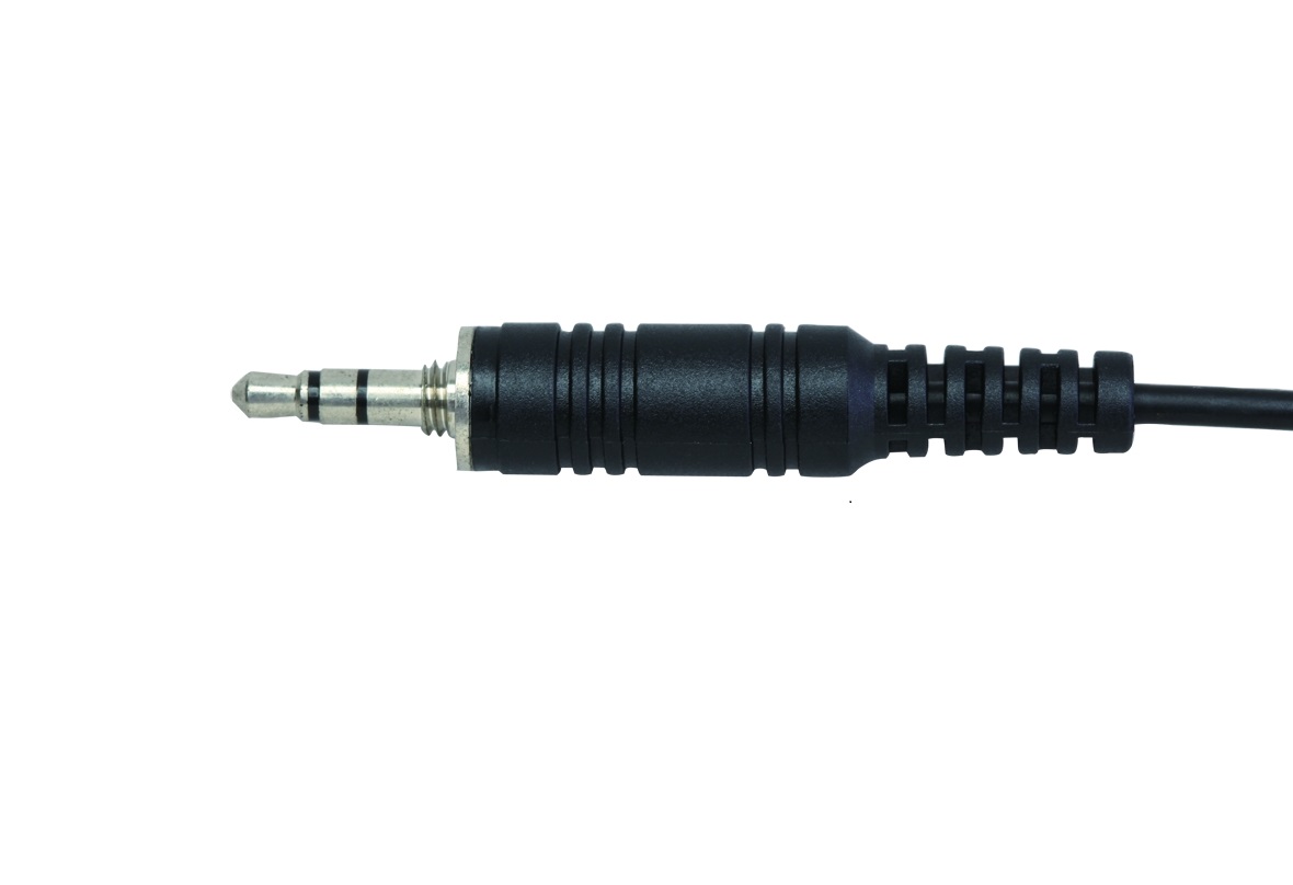 Nahaufnahme eines schwarzen, geschraubten 3,5-mm-Klinkensteckers mit drei schwarzen Kontaktringen auf dem silbernen Metallstift aus einem schwarzen Kabel. Anschluss eines CoPacks Ohrhörers GES-03 für Bedienteile; robust.