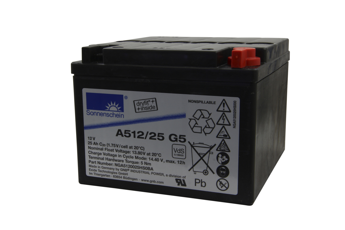Batteria al piombo-gel Sonnenschein A512/25 G5, nera e rettangolare, su sfondo bianco. Lato anteriore con grande logo Sonnenschein, dryfit+inside, 12V/25 Ah e pittogrammi di pericolo e riciclaggio. Coperchio dei terminali rosso in alto a destra.