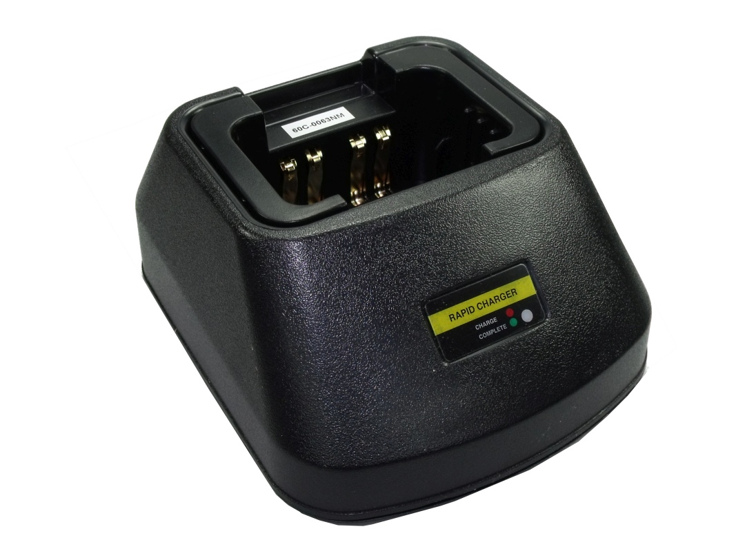 Cargador rápido negro con textura « CoPacks », con base de carga y 4 contactos dorados. Etiqueta amarilla «RAPID CHARGER» y LED: rojo «CHARGE», verde «COMPLETE». Carga Bullard TI Commander, TIX y TI.