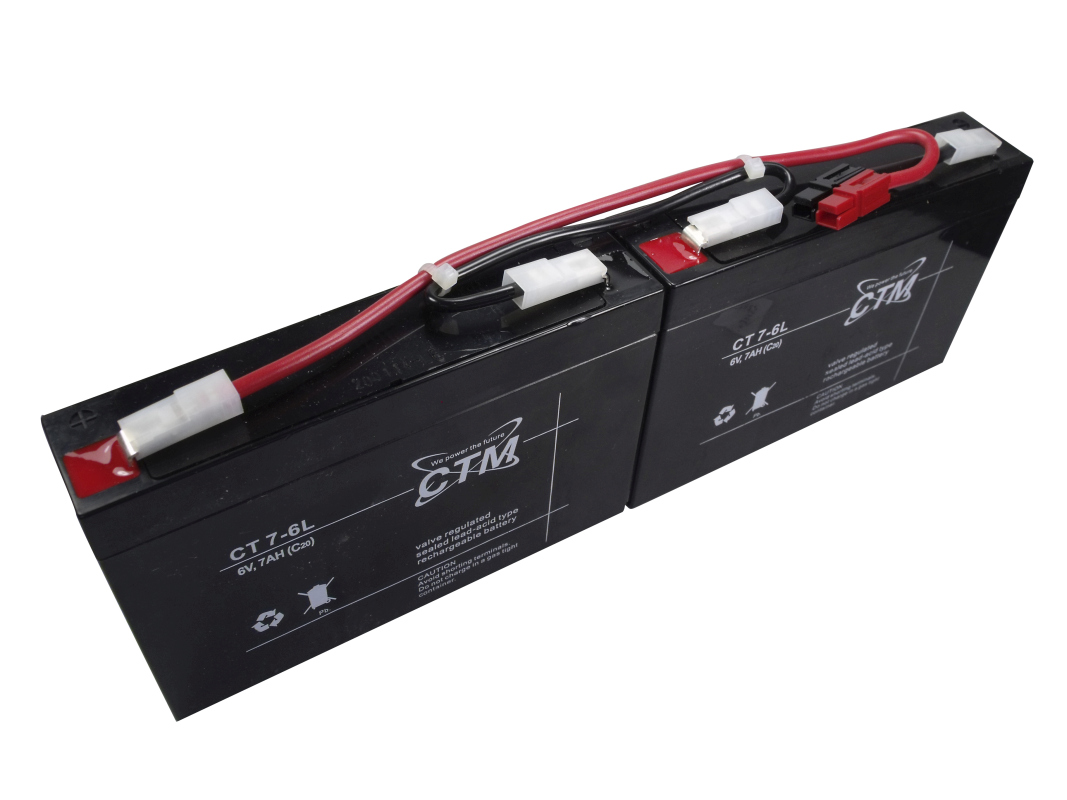 Två svarta, rektangulära CTM-ersättningsbatterier CT 7-6L (6V, 7Ah) med röd/svart kabel och röd kontakt. Ventilreglerade blybatterier, lämpliga som ersättare för APC RBC18-batterier.