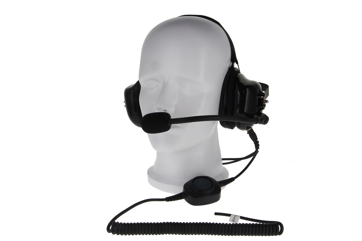 Svart CoPacks GES-H05 headset med stora, vadderade öronkåpor och flexibel mikrofonbom på ett vitt mannekänghuvud. Lång spiralkabel med rund PTT-knapp på framsidan. För radioapparater som t.ex. Motorola GP320.