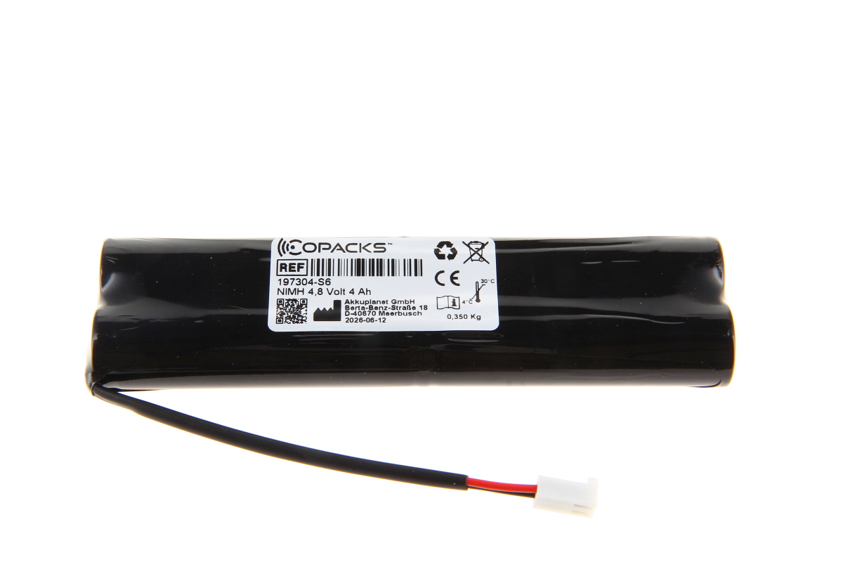Schwarzes, zylindrisches NIMH-Akkupack von COPACKS (4,8 V, 4 Ah). Auf weißem Etikett: Modellnr. 197304-S6, Barcodes, CE, Temperaturbereich, Herstellerdetails. Schwarzes Kabel mit weiß-rotem Stecker.