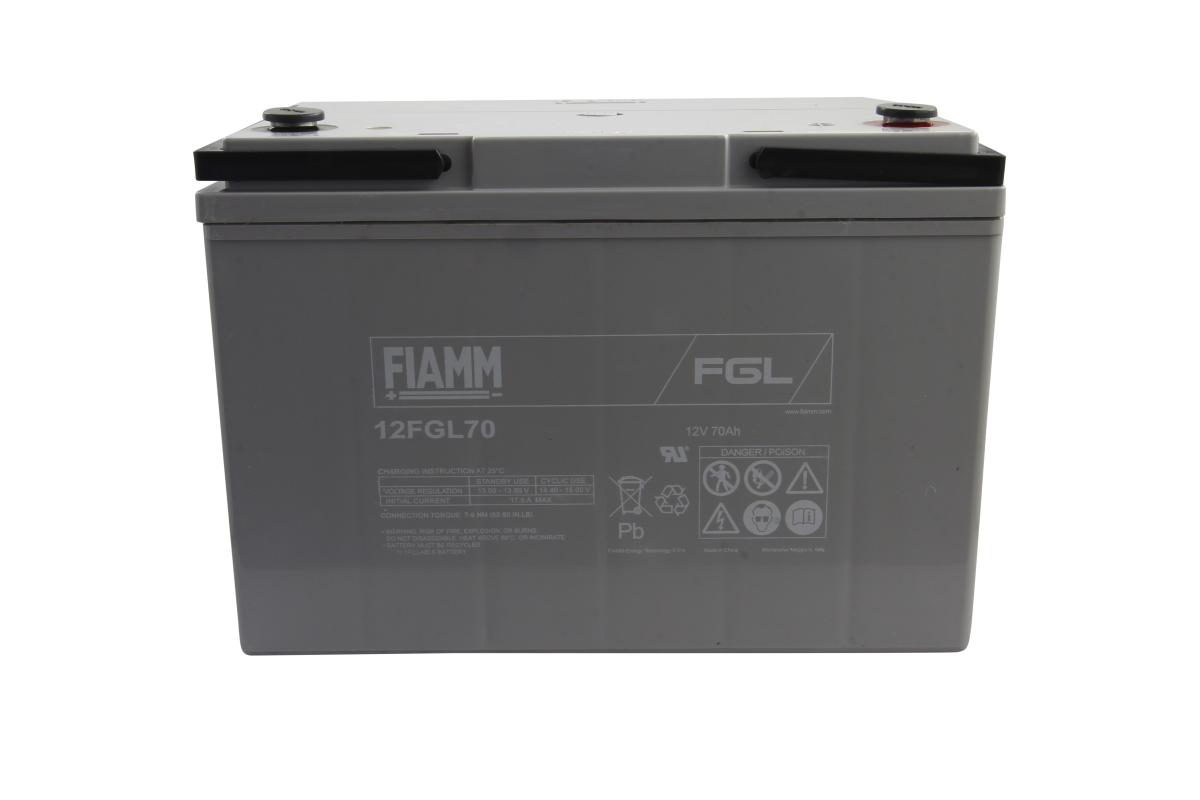 Batteria AGM FIAMM 12FGL70 (12 V, 70 Ah) grigia e rettangolare su sfondo bianco. Nome del produttore, modello, dati tecnici e avvertenze ben visibili sulla parte anteriore. In alto due terminali a vite M6.